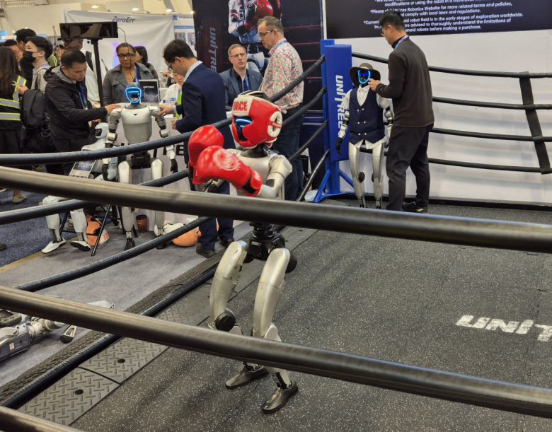 유니트리 로보틱스 'G1'이 링 위에서 권투를 하고 있다.