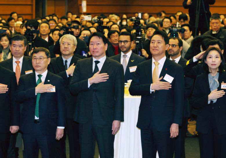 오세훈 서울시장과 최태원 대한상공회의소 회장 등이 7일 서울 중구 대한상의에서 열린 ‘2026 서울시 신년인사회’에서 국민의례를 하고 있다. 신태현 기자 holjjak@