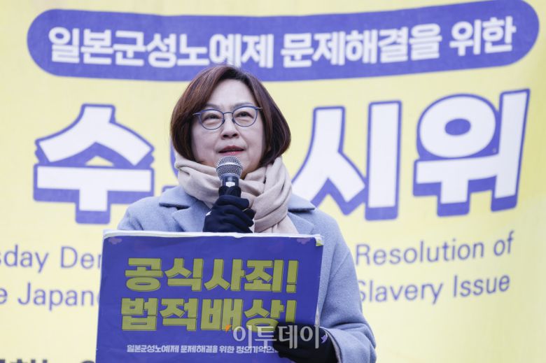 이나영 정의기억연대 이사장이 7일 서울 종로구 구 주한일본대사관 앞에서 열린 1734차 일본군성노예제 문제해결을 위한 정기 수요시위에서 성명서 낭독을 하고 있다. 한편 서울시는 이날 오후 9시부터 서울 동북권과 서북권에 한파주의보를 발효한다. 이번 한파주의보는 서울 동북권(도봉구·노원구·강북구·성북구·동대문구·중랑구·성동구·광진구)과 서북권(은평구·종로구·마포구·서대문구·중구·용산구) 14개 자치구에 발효된다. 한파주의보 발효에 따라 서울시와 14개 자치구는 한파 종합지원상황실을 가동하고 24시간 비상근무에 돌입한다. 조현호 기자 hyunho@