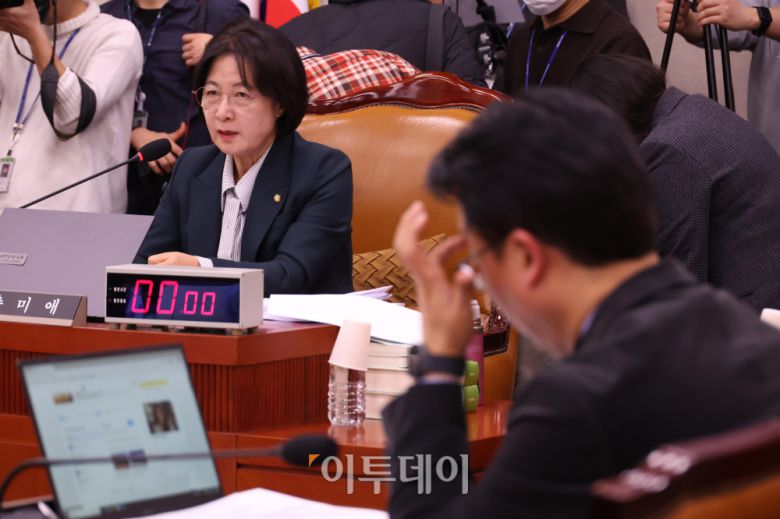 7일 서울 여의도 국회에서 열린 법제사법위원회 전체회의에서 추미애 위원장이 발언을 하고 있다. 고이란 기자 photoeran@