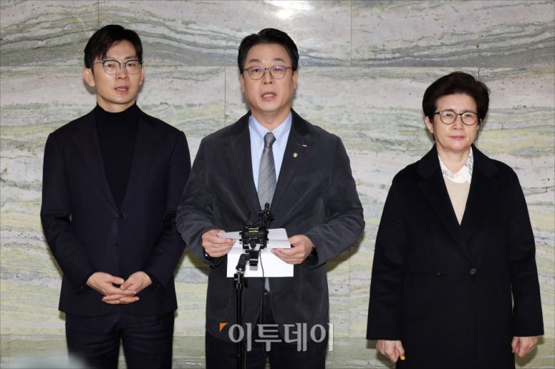 곽규택 국민의힘 원내수석대변인과 원내부대표단이 7일 서울 여의도 국회 의안과에서 '김병기·강선우 국회의원의 공천 뇌물 수수 의혹 사건 진상규명 특검법'을 제출한 뒤 입장을 밝히고 있다. 고이란 기자 photoeran@