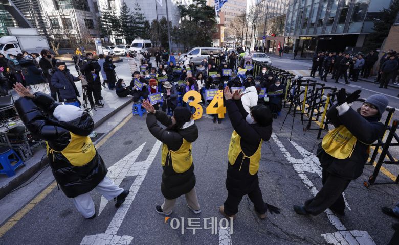 정의기억연대 활동가들과 참가자들이 7일 서울 종로구 구 주한일본대사관 앞에서 1734차 일본군성노예제 문제해결을 위한 정기 수요시위를 하고 있다. 한편 서울시는 이날 오후 9시부터 서울 동북권과 서북권에 한파주의보를 발효한다. 이번 한파주의보는 서울 동북권(도봉구·노원구·강북구·성북구·동대문구·중랑구·성동구·광진구)과 서북권(은평구·종로구·마포구·서대문구·중구·용산구) 14개 자치구에 발효된다. 한파주의보 발효에 따라 서울시와 14개 자치구는 한파 종합지원상황실을 가동하고 24시간 비상근무에 돌입한다. 조현호 기자 hyunho@