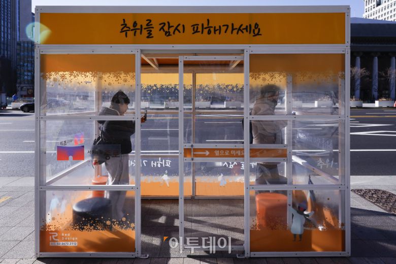 서울시가 서울 동북권과 서북권에 한파주의보 발효를 예고한 7일 서울 종로구 광화문광장 인근에 설치된 한파쉼터에서 시민들이 추위를 피하고 있다. 이날 서울시는 오후 9시부터 서울 동북권과 서북권에 한파주의보를 발효한다고 밝혔다. 이번 한파주의보는 서울 동북권(도봉구·노원구·강북구·성북구·동대문구·중랑구·성동구·광진구)과 서북권(은평구·종로구·마포구·서대문구·중구·용산구) 14개 자치구에 발효된다. 조현호 기자 hyunho@