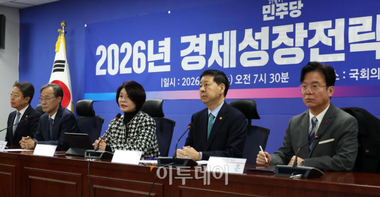 한정애 더불어민주당 정책위의장이 7일 서울 여의도 국회 의원회관에서 열린 2026년 경제성장전략 당정협의에서 발언을 하고 있다. 고이란 기자 photoeran@