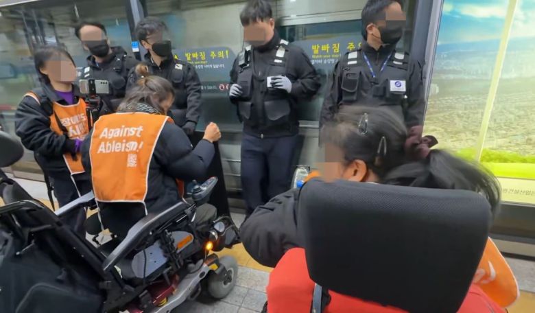 전장연 출근길 지하철 시위 '잠시 중단'