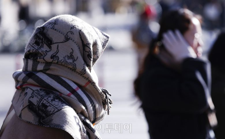서울시가 서울 동북권과 서북권에 한파주의보 발효를 예고한 7일 서울 종로구 광화문광장 일대에서 두꺼운 외투와 방한용품으로 무장한 시민들이 발걸음을 옮기고 있다. 이날 서울시는 오후 9시부터 서울 동북권과 서북권에 한파주의보를 발효한다고 밝혔다. 이번 한파주의보는 서울 동북권(도봉구·노원구·강북구·성북구·동대문구·중랑구·성동구·광진구)과 서북권(은평구·종로구·마포구·서대문구·중구·용산구) 14개 자치구에 발효된다. 조현호 기자 hyunho@