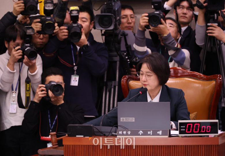 7일 서울 여의도 국회에서 열린 법제사법위원회 전체회의에서 추미애 위원장이 의사봉을 두드리고 있다. 고이란 기자 photoeran@