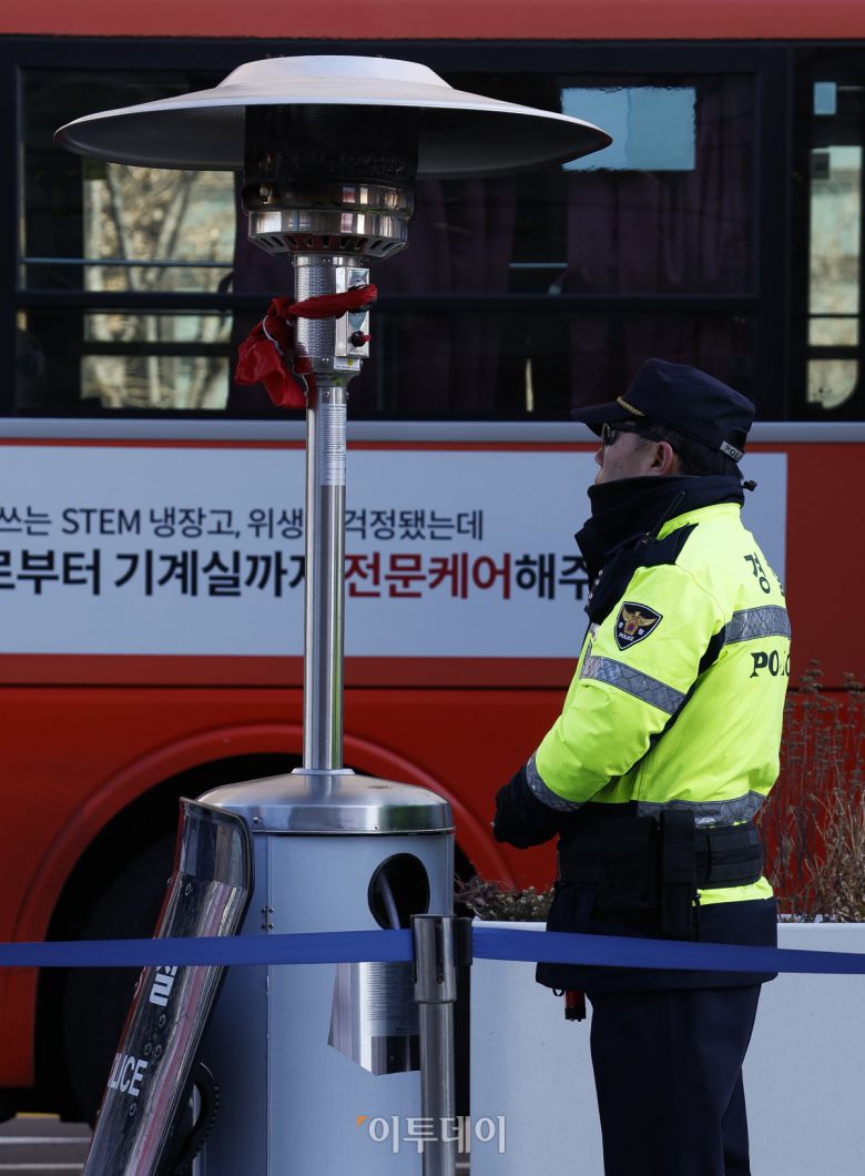 서울시가 서울 동북권과 서북권에 한파주의보 발효를 예고한 7일 경찰관이 서울 종로구 광화문장에 설치된 난로 앞에서 몸을 녹이고 있다. 이날 서울시는 오후 9시부터 서울 동북권과 서북권에 한파주의보를 발효한다고 밝혔다. 이번 한파주의보는 서울 동북권(도봉구·노원구·강북구·성북구·동대문구·중랑구·성동구·광진구)과 서북권(은평구·종로구·마포구·서대문구·중구·용산구) 14개 자치구에 발효된다. 조현호 기자 hyunho@