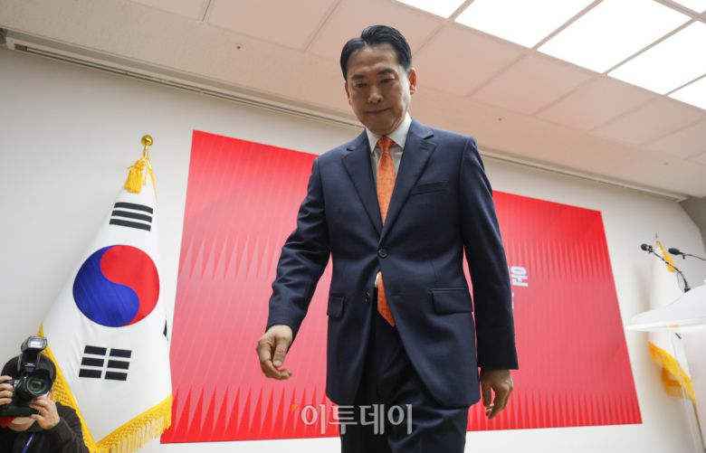 장동혁 국민의힘 대표가 7일 서울 여의도 중앙당사에서 열린 긴급기자회견에서 당 쇄신안 발표와 12.3 비상계엄에 대한 사과를 마친 후 당사를 나서고 있다. 조현호 기자 hyunho@