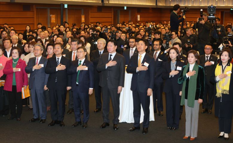 오세훈 서울시장과 최태원 대한상공회의소 회장 등이 7일 서울 중구 대한상의에서 열린 ‘2026 서울시 신년인사회’에서 국민의례를 하고 있다. 신태현 기자 holjjak@