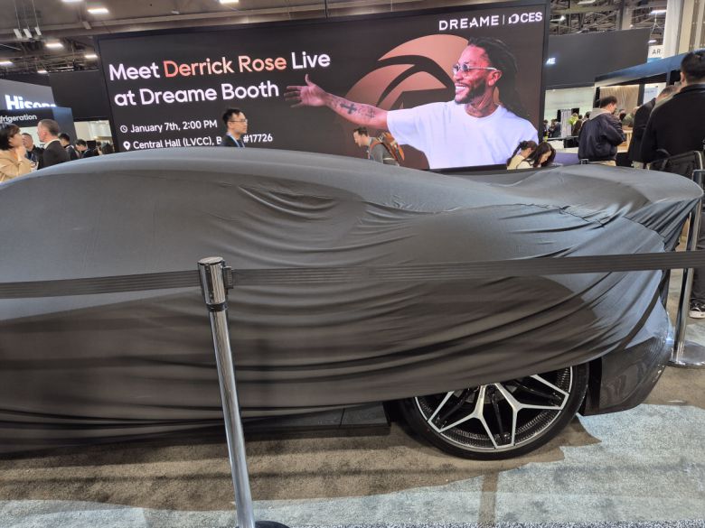 드리미의 콘셉트카가 베일에 덮여있다.