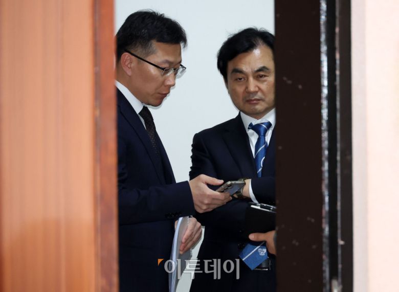 안규백(오른쪽) 국방부 장관이 7일 서울 여의도 국회에서 법제사법위원회 전체회의 시작을 앞두고 회의장 밖에서 관계자와 대화하고 있다. 고이란 기자 photoeran@