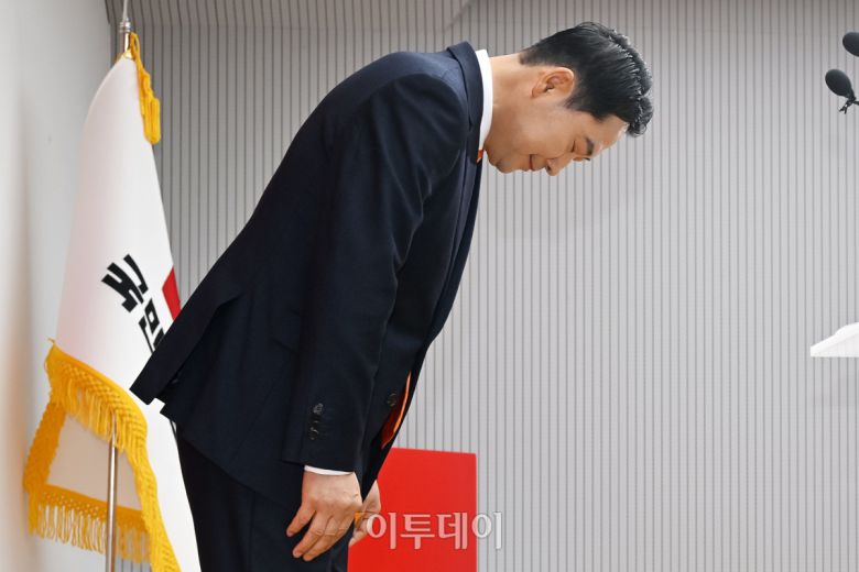 장동혁 국민의힘 대표가 7일 서울 여의도 중앙당사에서 열린 긴급기자회견에서 당 쇄신안을 발표하며 12.3 비상계엄에 대해 사과하고 있다. 조현호 기자 hyunho@