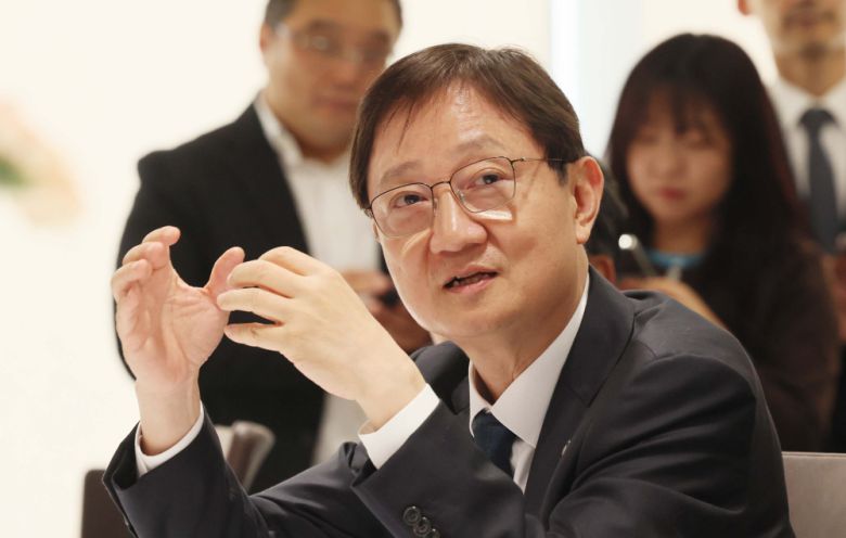 이찬진 금융감독원장이 24일 서울 여의도 키움증권 본점을 찾아 벤처기업 대표와 화상 간담회를 갖고 있다. 키움증권은 19일 자기자본 4조원 이상 종합투자사업자(종투사)로 지정되며 발행어음 업무 인가를 최종 획득했다. 이 원장은 이날 현장 점검을 통해 비대면 발행어음 가입 절차의 안전성과 소비자 보호 장치 마련 여부를 확인했다. 신태현 기자 holjjak@