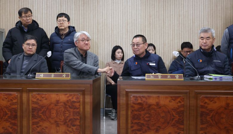 서울시버스노동조합(서울버스노조)이 예고한 파업이 하루 앞으로 다가온 12일 서울지방노동위원회에서 열린 특별조정위원회 사후 조정회의에서 김정환(왼쪽) 서울시버스운송사업조합 이사장과 박점곤 서울시버스노동조합 위원장이 악수하고 있다. 신태현 기자 holjjak@