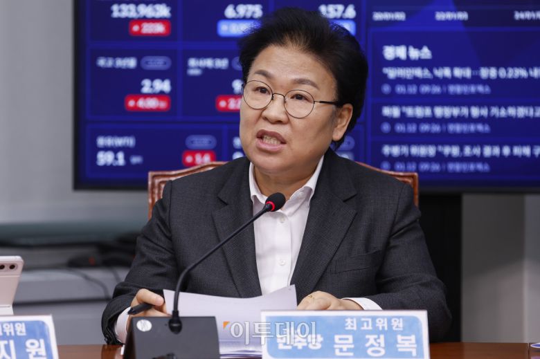 문정복 더불어민주당 신임 최고위원이 12일 서울 여의도 국회에서 열린 더불어민주당 최고위원회의에서 발언하고 있다. 조현호 기자 hyunho@