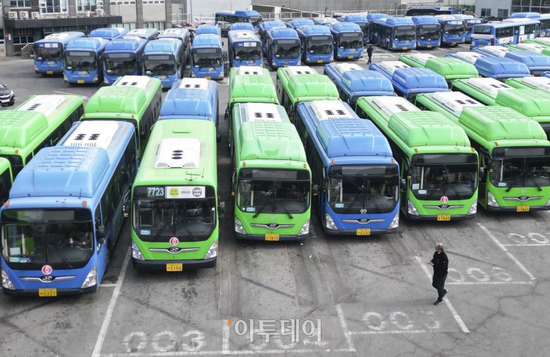서울 버스노조가 13일 첫차부터 총파업을 예고한 가운데 12일 서울 은평구 진관공영차고지에 시내버스들이 줄지어 세워져 있다. 서울지방노동위원회는 이날 오후 3시 전국자동차노동조합연맹 서울시버스노동조합의 노동쟁의와 관련한 특별조정위원회 사후 조정회의를 연다. 노사는 지난해부터 임금·단체협약(임단협) 교섭을 이어왔으나, 최근까지 수차례 실무 협상에서도 이견을 좁히지 못한 상태다. 조현호 기자 hyunho@