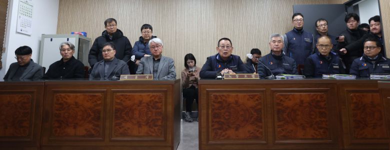 서울시버스노동조합(서울버스노조)이 예고한 파업이 하루 앞으로 다가온 12일 서울지방노동위원회에서 열린 특별조정위원회 사후 조정회의에서 박점곤 서울시버스노동조합 위원장이 발언하고 있다. 신태현 기자 holjjak@