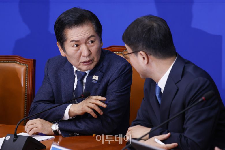 더불어민주당 정청래(왼쪽) 대표와 한병도 신임 원내대표가 12일 서울 여의도 국회에서 열린 더불어민주당 최고위원회의에서 대화를 하고 있다. 조현호 기자 hyunho@