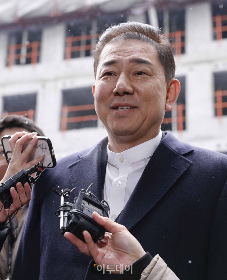 공천헌금 수수 등 각종 비위 의혹을 받는 더불어민주당 김병기 의원이 12일 서울 여의도 중앙당사에서 열린 윤리심판원 회의에 출석하고 있다. 조현호 기자 hyunho@