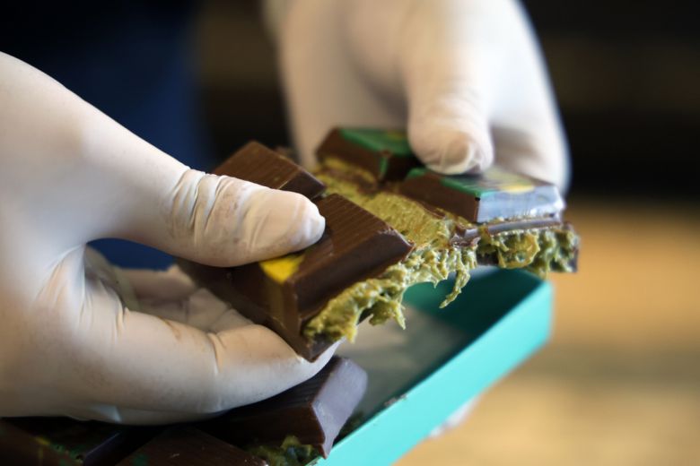 튀르키예 앙카라의 한 매장에서 1월 9일(현지시간) 점원이 두바이 초컬릿을 쪼개 그 안을 보여주고 있다. 앙카라/신화뉴시스