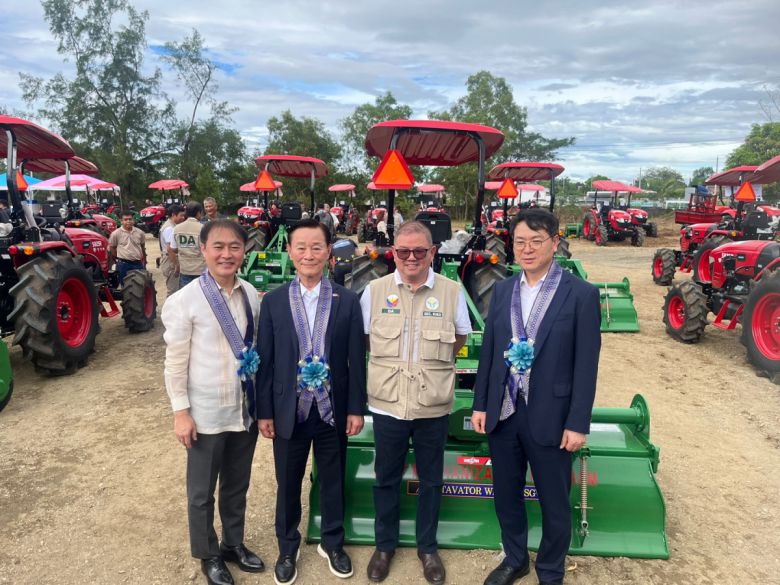 농림축산식품부는 지난해 12월 10일 필리핀 카바나투안시에서 '한국농기계전용공단 착공식'을 열었다. (왼쪽부터 이상화 필리핀대사, 김신길 농기계조합 이사장, 필리핀 농업부장관, 김정욱 농업혁신정책실장)