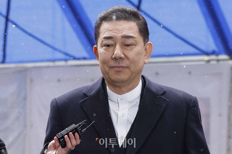 공천헌금 수수 등 각종 비위 의혹을 받는 더불어민주당 김병기 의원이 12일 서울 여의도 중앙당사에서 열린 윤리심판원 회의에 출석하고 있다. 조현호 기자 hyunho@