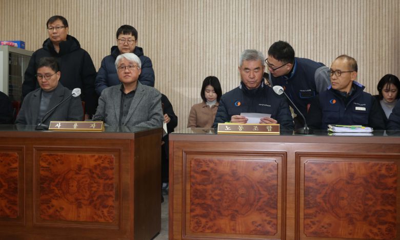 서울시버스노동조합(서울버스노조)이 예고한 파업이 하루 앞으로 다가온 12일 서울지방노동위원회에서 열린 특별조정위원회 사후 조정회의에서 정정화 서울시버스노조 중앙노사교섭위원장이 관계자와 대화하고 있다. 신태현 기자 holjjak@