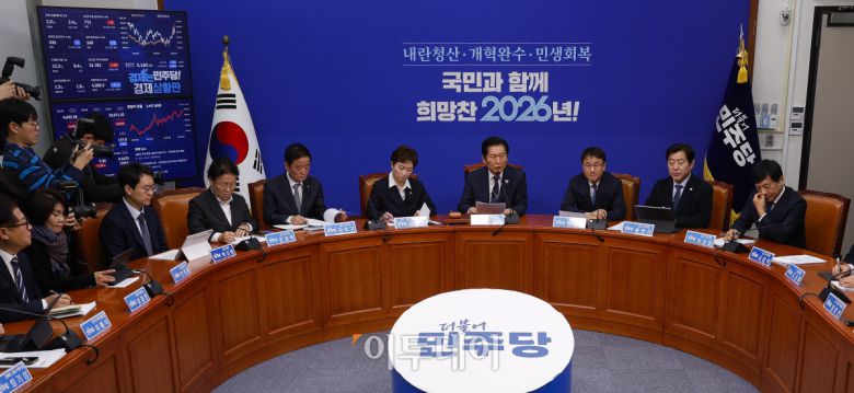 정청래 더불어민주당 대표가 12일 서울 여의도 국회에서 열린 더불어민주당 최고위원회의에서 발언하고 있다. 조현호 기자 hyunho@