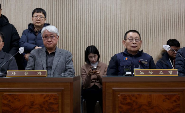 서울시버스노동조합(서울버스노조)이 예고한 파업이 하루 앞으로 다가온 12일 서울지방노동위원회에서 열린 특별조정위원회 사후 조정회의에서 김정환(왼쪽) 서울시버스운송사업조합 이사장과 박점곤 서울시버스노동조합 위원장이 잠시 생각에 잠겨있다. 신태현 기자 holjjak@