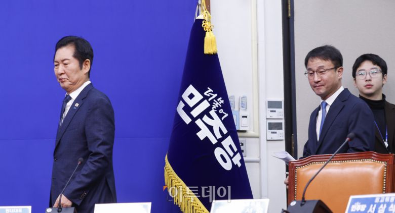 더불어민주당 정청래(왼쪽) 대표와 한병도 신임 원내대표가 12일 서울 여의도 국회에서 열린 더불어민주당 최고위원회의에 참석하고 있다. 조현호 기자 hyunho@