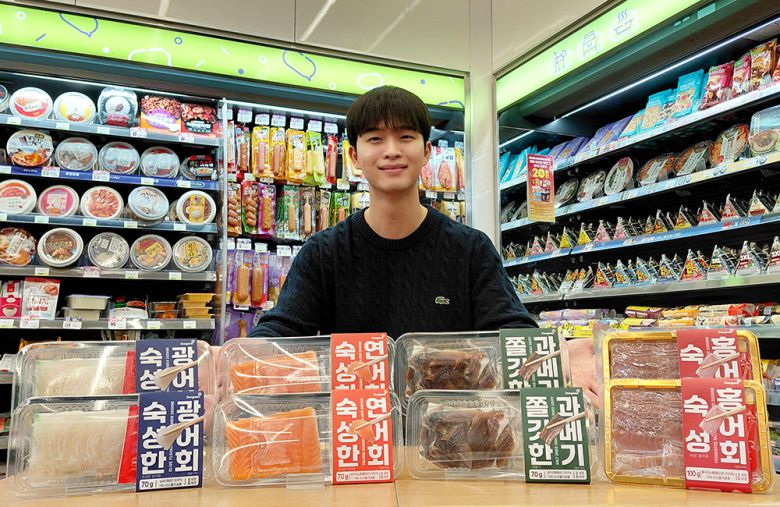 편의점 CU 모델이 '1인용 소용량 회' 4종을 선보이고 있다.