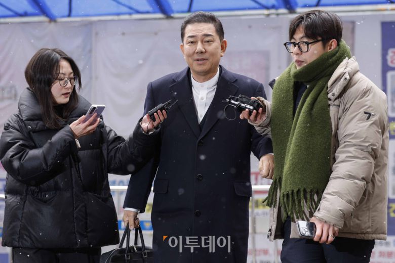 공천헌금 수수 등 각종 비위 의혹을 받는 더불어민주당 김병기 의원이 12일 서울 여의도 중앙당사에서 열린 윤리심판원 회의에 출석하고 있다. 조현호 기자 hyunho@