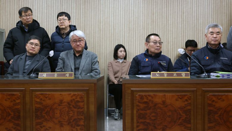 서울시버스노동조합(서울버스노조)이 예고한 파업이 하루 앞으로 다가온 12일 서울지방노동위원회에서 열린 특별조정위원회 사후 조정회의에서 김정환(왼쪽) 서울시버스운송사업조합 이사장과 박점곤 서울시버스노동조합 위원장이 잠시 생각에 잠겨있다. 신태현 기자 holjjak@