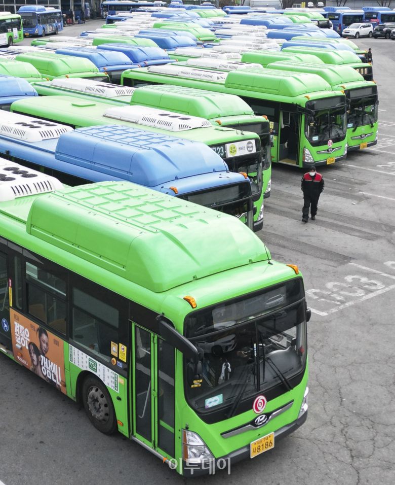 서울 버스노조가 13일 첫차부터 총파업을 예고한 가운데 12일 서울 은평구 진관공영차고지에 시내버스들이 줄지어 세워져 있다. 서울지방노동위원회는 이날 오후 3시 전국자동차노동조합연맹 서울시버스노동조합의 노동쟁의와 관련한 특별조정위원회 사후 조정회의를 연다. 노사는 지난해부터 임금·단체협약(임단협) 교섭을 이어왔으나, 최근까지 수차례 실무 협상에서도 이견을 좁히지 못한 상태다. 조현호 기자 hyunho@