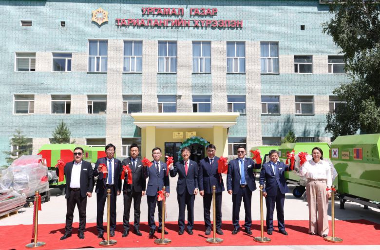 농촌진흥청은 2025년 7월 1일 몽골 다르항 지역 식물농업과학원에서 'KOPIA 몽골 축산 선진화 비전 출범식'을 개최하고 한국형 축산 기술의 현지 확산 및 동물약품 수출 기반을 공식 출범시켰다. 사진은 양국 주요 인사들이 기념촬영 하고 있다.