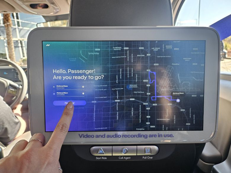 로보택시 내 모니터. 김채빈 기자 @chaebi