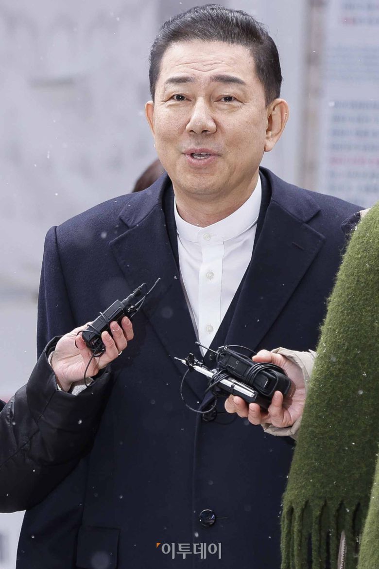 공천헌금 수수 등 각종 비위 의혹을 받는 더불어민주당 김병기 의원이 12일 서울 여의도 중앙당사에서 열린 윤리심판원 회의에 출석하고 있다. 조현호 기자 hyunho@