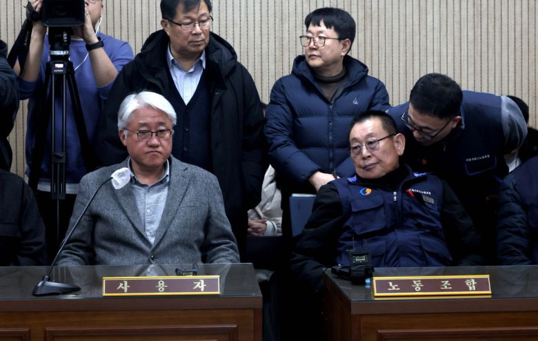 서울시버스노동조합(서울버스노조) 파업 이틀째인 14일 서울 영등포구 서울지방노동위원회에서 열린 특별조정위원회 2차 사후 조정회의에서 박점곤(오른쪽) 서울시버스노동조합 위원장이 관계자와 대화하고 있다. 왼쪽은 김정환 서울시버스사업조합 이사장. 신태현 기자 holjjak@