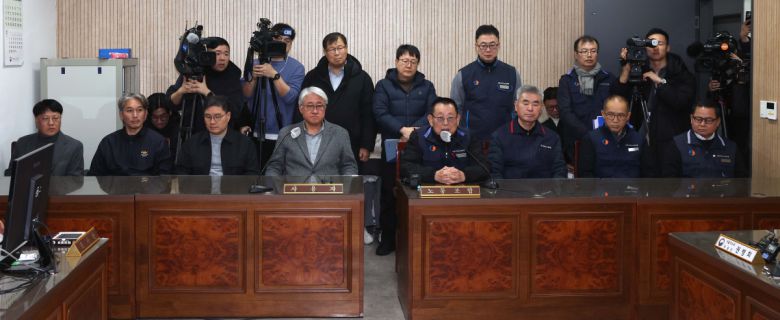 서울시버스노동조합(서울버스노조) 파업 이틀째인 14일 서울 영등포구 서울지방노동위원회에서 열린 특별조정위원회 2차 사후 조정회의에서 박점곤 서울시버스노동조합 위원장이 발언하고 있다. 신태현 기자 holjjak@