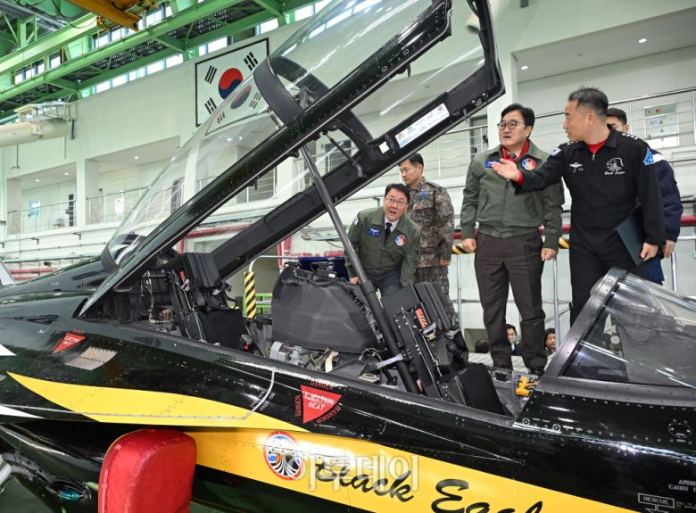 우원식 국회의장이 14일 강원도 원주시 제8전투비행단을 위문 방문, 특수비행팀 블랙이글스의 T-50B를 살펴보고 있다. 국회사진기자단