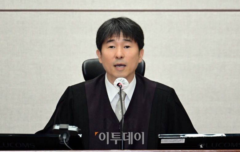 지귀연 부장판사가 21일 서울 서초동 서울중앙지법에서 열린 윤석열 전 대통령 내란 우두머리 혐의 형사재판 두번째 공판에서 취재진들에게 퇴장을 명령하고 있다. 사진공동취재단