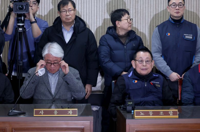 서울시버스노동조합(서울버스노조) 파업 이틀째인 14일 서울 영등포구 서울지방노동위원회에서 열린 특별조정위원회 2차 사후 조정회의에서 김정환(왼쪽) 서울시버스사업조합 이사장과 박점곤 서울시버스노동조합 위원장이 잠시 생각에 잠겨 있다. 신태현 기자 holjjak@