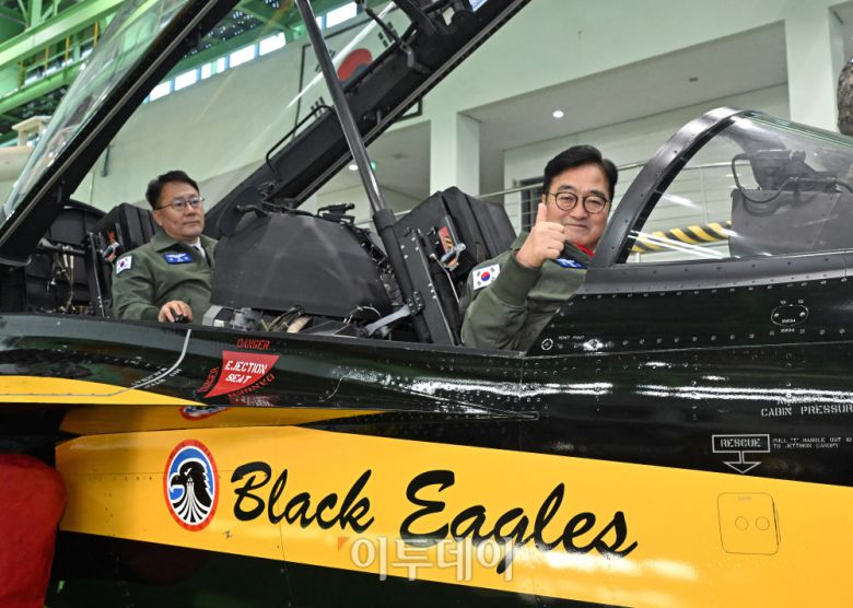 우원식 국회의장이 14일 강원도 원주시 제8전투비행단을 위문 방문, 특수비행팀 블랙이글스의 T-50B에 탑승해 포즈를 취하고 있다. 국회사진기자단