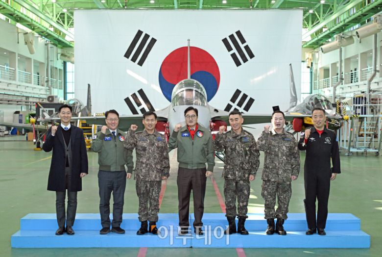 우원식 국회의장이 14일 강원도 원주시 제8전투비행단을 위문 방문해 채운기 공군공중전투사령관과 이긍규 8전투비행단장 등 관계자들과 기념촬영을 하고 있다. 국회사진기자단