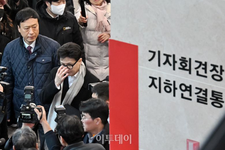 한동훈 국민의힘 전 대표가 14일 여의도 국회 소통관에서 당 윤리위원회가 본인을 제명 결정한 것과 관련해 입장을 밝히기 위해 회견장으로 향하고 있다. 조현호 기자 hyunho@