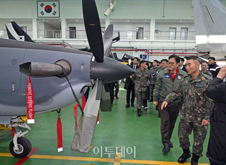 우원식 국회의장이 14일 강원도 원주시 제8전투비행단을 위문 방문해 공군 KA-1 공중통제공격기를 살펴보고 있다 . 국회사진기자단