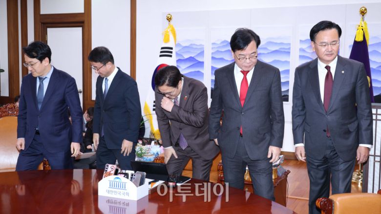 우원식 국회의장과 여야 원내대표 등이 14일 서울 여의도 국회 의장실에서 회동을 하고 있다. 왼쪽부터 천준호 더불어민주당 원내운영수석 부대표, 한병도 원내대표, 우 의장, 송언석 국민의힘 원내대표, 유상범 원내운영수석부대표. 고이란 기자 photoeran@