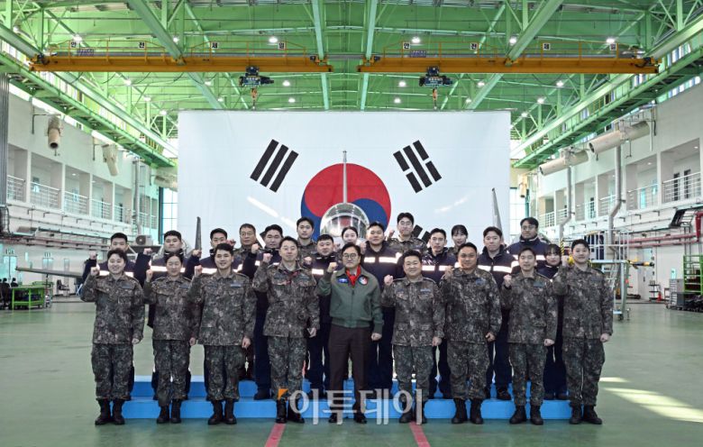 우원식 국회의장이 14일 강원도 원주시 제8전투비행단을 위문 방문해 전투기 정비지원 대원들과 기념촬영을 하고 있다. 국회사진기자단