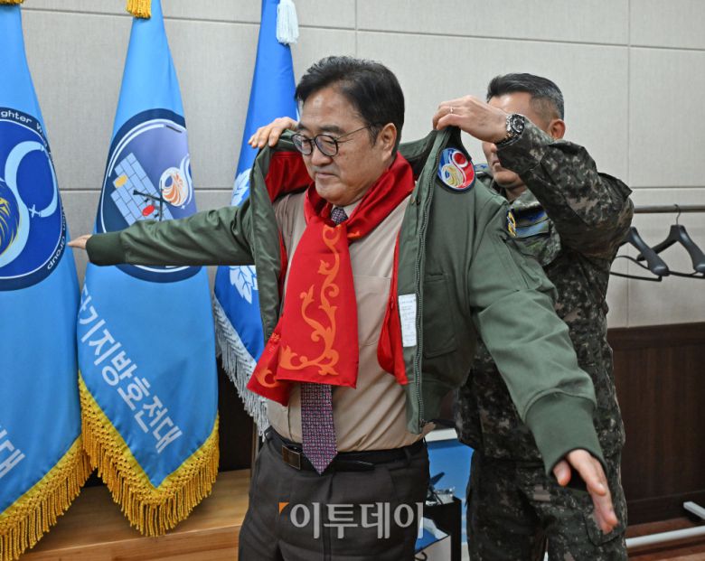 우원식 국회의장이 14일 강원도 원주시 제8전투비행단을 위문 방문해 공군 점퍼를 입고 있다. 국회사진기자단